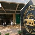 रुपये की गिरावट रोकने के लिए RBI का एक्शन, डॉलर से लेकर हेजिंग तक बदले नियम