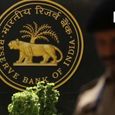 लोन की EMI कम होने का इंतजार कर रहे लोगों को लग सकता है झटका! RBI ने ब्याज दरों पर दिया ये संकेत