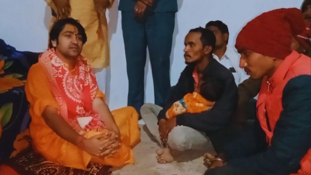 Kawardha Murder Case LIVE Update: मृतक साधराम यादव के घर पहुंचे बागेश्वर वाले धीरेंद्र कृष्ण शास्त्री, अब आगे क्या होगा? NewsTak