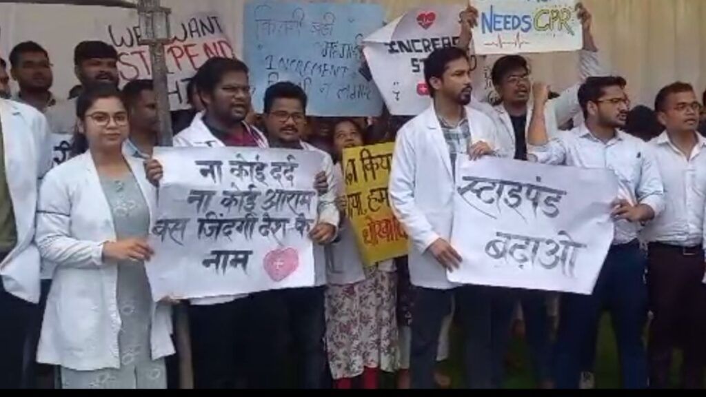 अब जूनियर डॉक्टरों ने खोला भूपेश सरकार के खिलाफ मोर्चा, रायपुर से लेकर रायगढ़ तक अस्पतालों में दिखा असर NewsTak