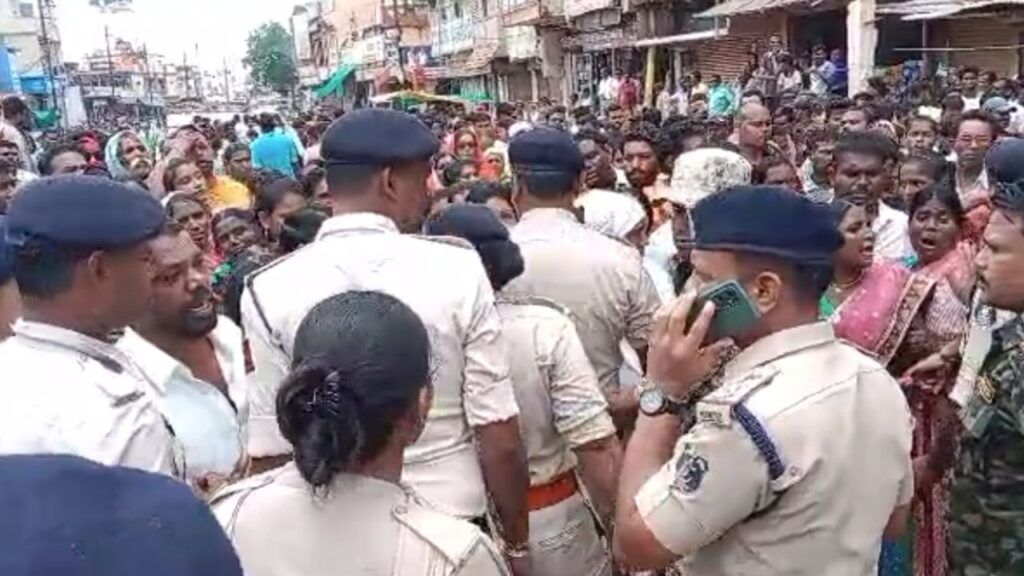 राजनांदगांव: भाजपा नेता के बेटे की चाकू मारकर हत्या, गुस्साए लोगों ने की आरोपी को जनता के हवाले करने की मांग NewsTak