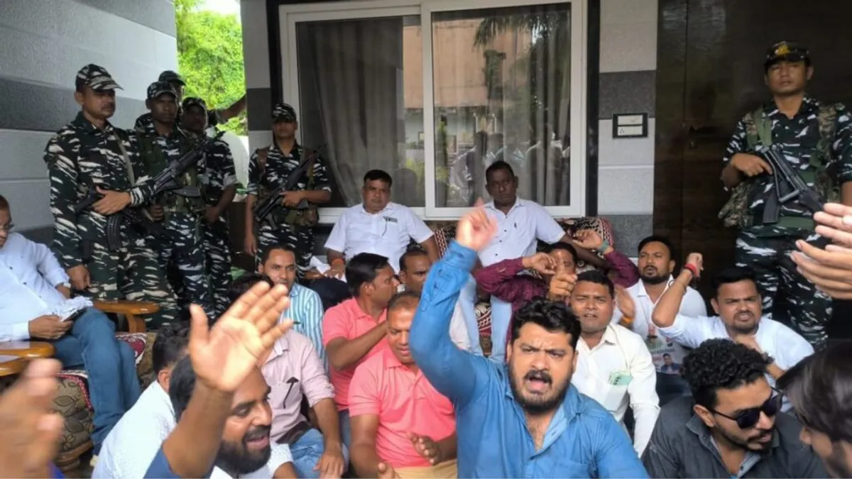 ED Raids in Chhattisgarh: सीएम बघेल के OSD के घर ईडी ने मारी रेड, तो कांग्रेसियों ने बजाया बैंड बाजा, देखें वीडियो NewsTak