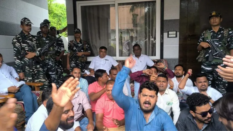 ED Raids in Chhattisgarh: सीएम बघेल के OSD के घर ईडी ने मारी रेड, तो कांग्रेसियों ने बजाया बैंड बाजा, देखें वीडियो NewsTak