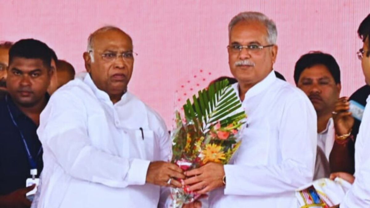 छत्तीसगढ़ चुनाव: खड़गे का मोदी पर वार, कहा- गुजरात नहीं, यह भूपेश बघेल मॉडल है; भाजपा पर साधा जमकर निशाना NewsTak