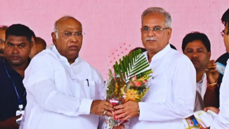 छत्तीसगढ़ चुनाव: खड़गे का मोदी पर वार, कहा- गुजरात नहीं, यह भूपेश बघेल मॉडल है; भाजपा पर साधा जमकर निशाना NewsTak