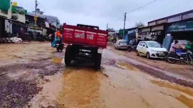 चुनाव बहिष्कार की धमकी के बाद अब बनेगी 84 करोड़ की सड़क, श्रेय लेने की मची होड़ NewsTak