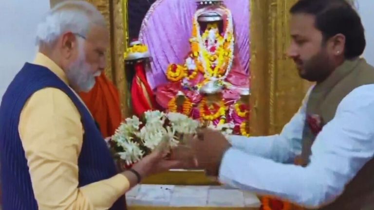 पीएम का बस्तर दौरा: दंतेश्वरी मंदिर पहुंचे मोदी, देखें वीडियो NewsTak