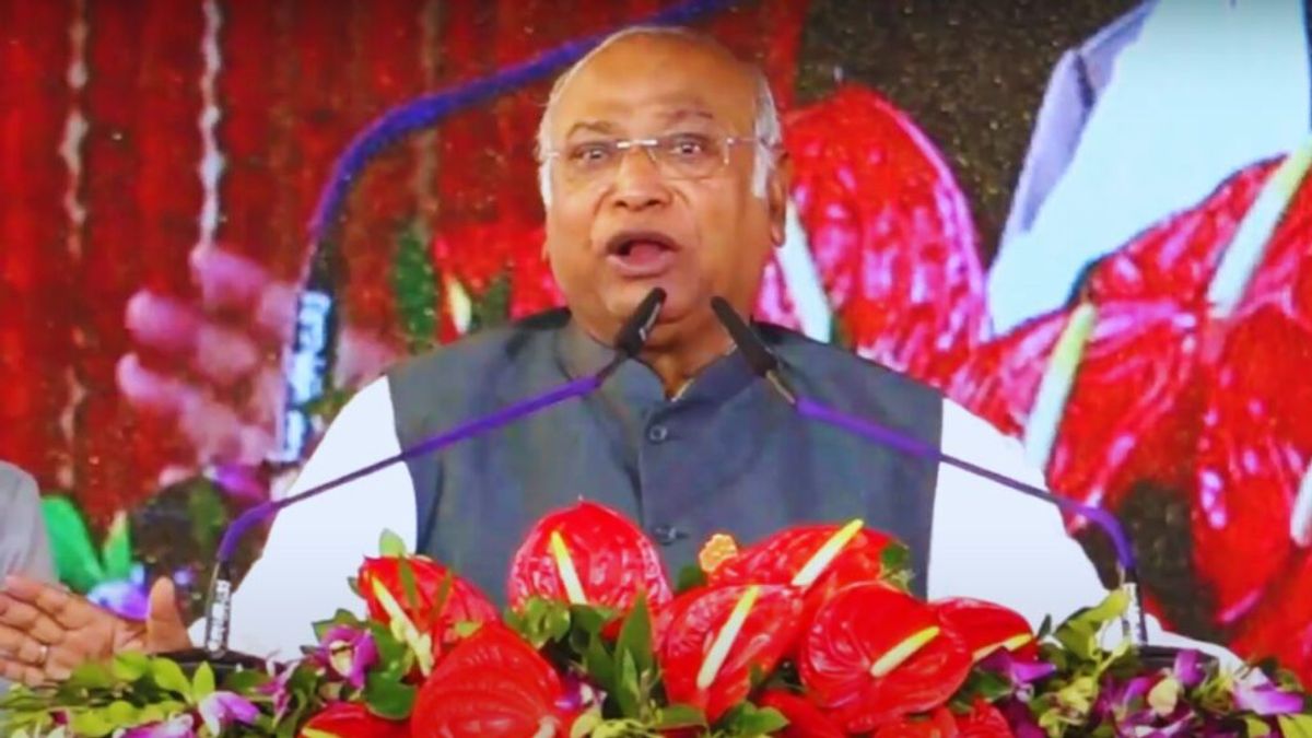 छत्तीसगढ़ चुनाव: खड़गे ने पीएम मोदी पर लगाया मुख्यमंत्रियों को धमकाने का आरोप, बताया ‘झूठों का सरदार’ NewsTak