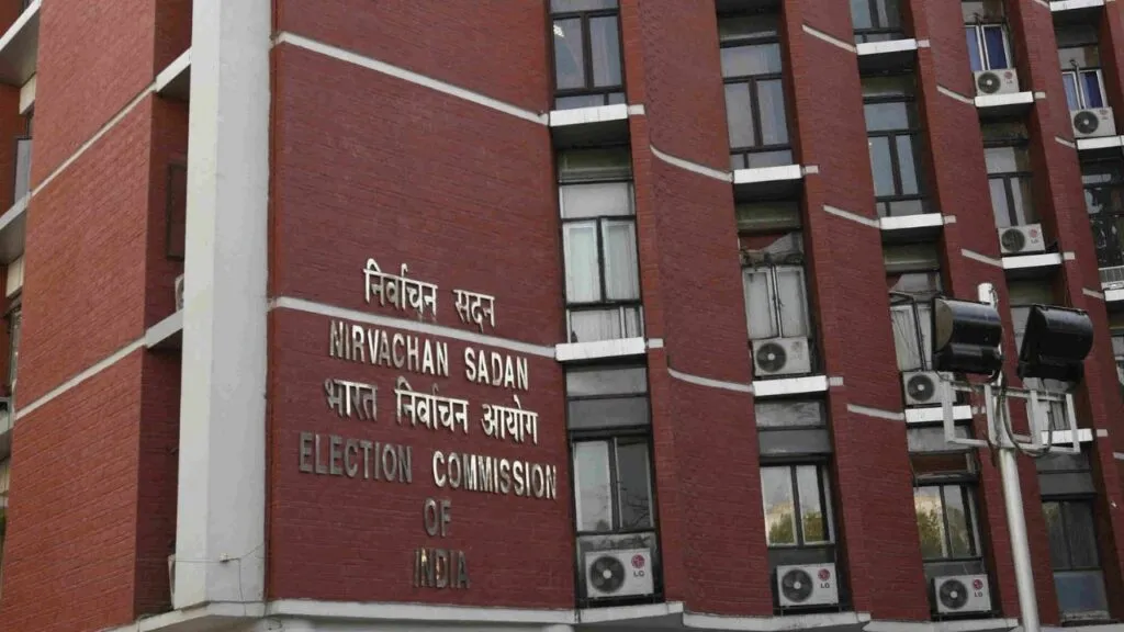 CG Elections: चुनाव आयोग का एक्शन, आठ अधिकारियों के तबादले के बाद नए अफसरों को मिली जिम्मेदारी, देखें लिस्ट NewsTak