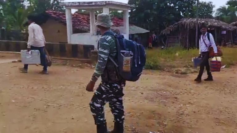छत्तीसगढ़ में पहले चरण के चुनाव के दौरान आठ नक्सली मुठभेड़, आईईडी विस्फोट; एक सुरक्षाकर्मी शहीद, पांच घायल NewsTak