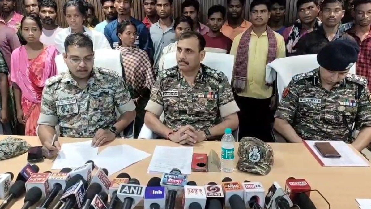 CG Naxalites Surrender: 39 लाख का था इनाम, 30 नक्सलियों ने ऐसे किया सरेंडर Naxalites surrender before security forces