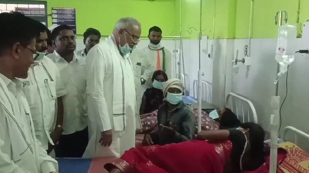 कबीरधाम में डायरिया के प्रकोप के बीच मरीजों से मिलने पहुंचे भूपेश बघेल, BJP सरकार पर साधा निशाना डायरिया से पीड़ित मरीजों से मिलने पहुंचे भूपेश बघेल