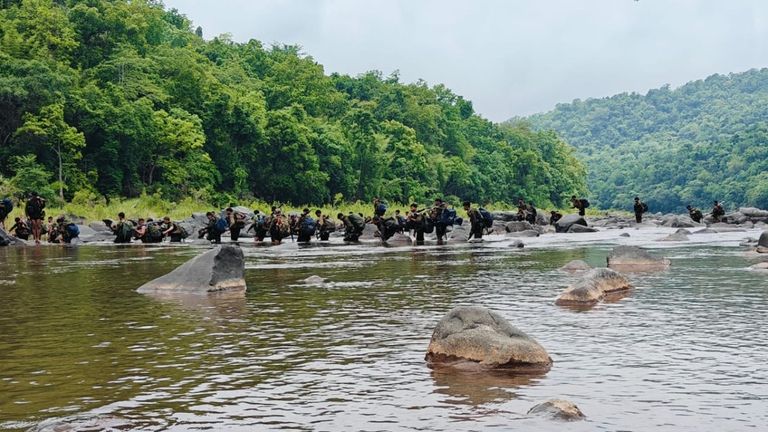 नारायणपुर नक्सल मुठभेड़ को ग्रामीणों ने बताया फर्जी,कहा- 4 निर्दोष ग्रामीणों को जवानों ने मारा, पुलिस ने दिया जवाब एनकाउंटर के बाद वापस लौटते जवान