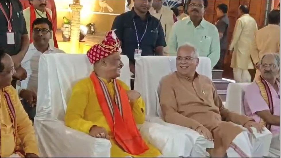 सीएम साय और पूर्व सीएम भूपेश बघेल एक साथ आए नजर