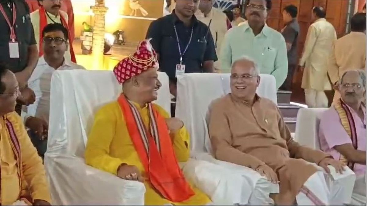 6 महीने में पहली बार एक ही मंच पर साथ नजर आए सीएम साय और भूपेश बघेल, जानें दोनों के बीच क्या बातचीत हुई! सीएम साय और पूर्व सीएम भूपेश बघेल एक साथ आए नजर