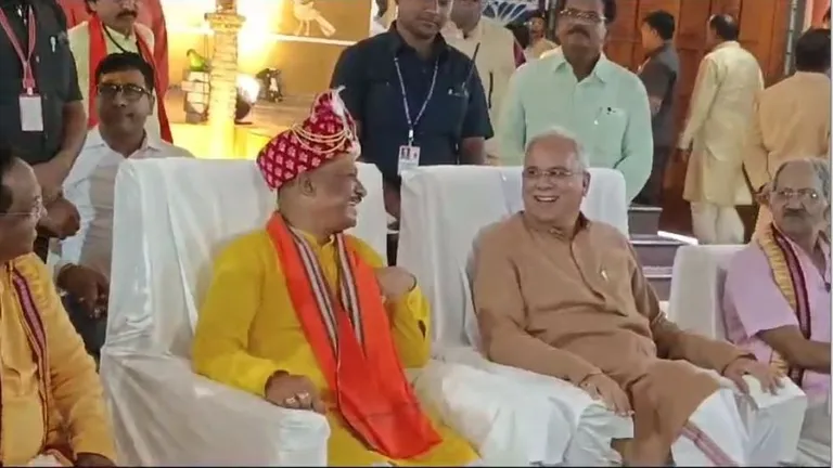 6 महीने में पहली बार एक ही मंच पर साथ नजर आए सीएम साय और भूपेश बघेल, जानें दोनों के बीच क्या बातचीत हुई! सीएम साय और पूर्व सीएम भूपेश बघेल एक साथ आए नजर
