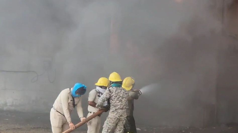 Raipur Foam Factory Fire News: रायपुर में गद्दा बनाने वाली फैक्ट्री में आग, दो महिलाओं की मौत, अभी कैसी है स्थिति? Video Thumbnail