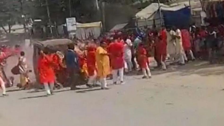 छत्तीसगढ़ में तेज रफ्तार कार ने दुर्गा प्रतिमा विसर्जित करने जा रहे लोगों को कुचला छत्तीसगढ़ में तेज रफ्तार कार ने दुर्गा प्रतिमा विसर्जित करने जा रहे लोगों को कुचला