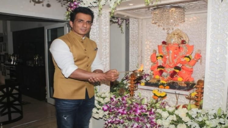 सोनू सूद ने किया गणपति का स्वागत