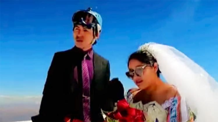 जोड़े ने 21 हजार 125 फीट की ऊंचाई पर की शादी