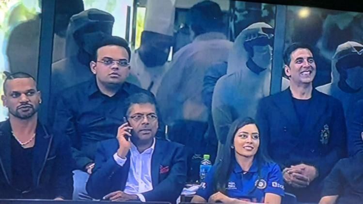 फिल्मी सितारों ने बढ़ाया टीम का हौसला 