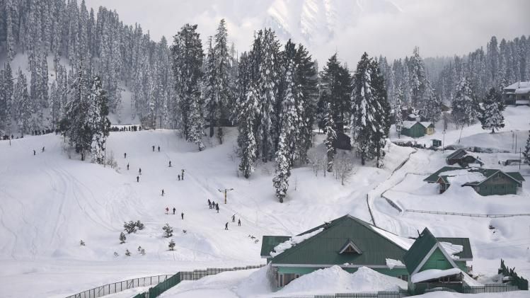 गुलमर्ग में हुई मौसम की पहली बारिश