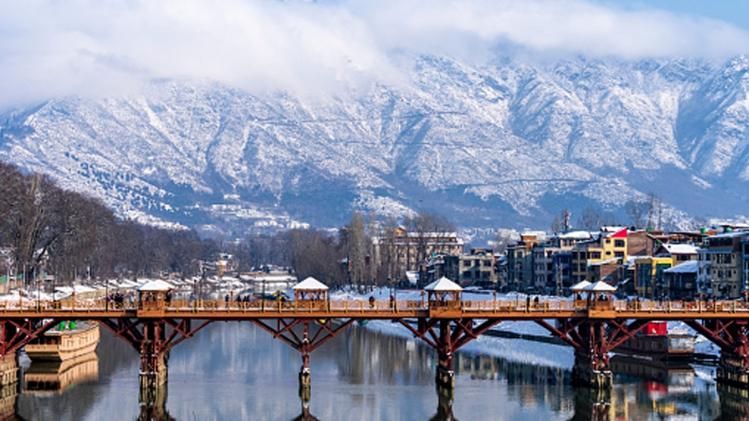 कश्मीर में मौसम की पहली बर्फबारी  (Getty Images)