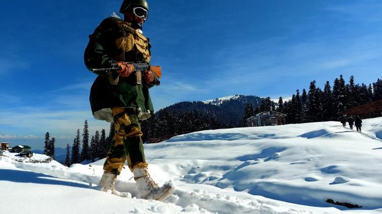 कड़कड़ाती ठंड में देश की सुरक्षा के लिए तैनात देश का जवान