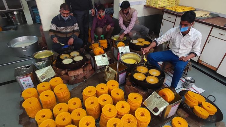  फतेहपुर की दुकानों में घेवर