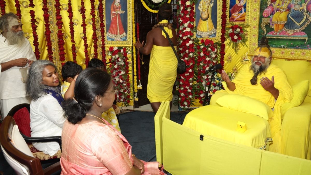 प्रेमानंद जी महाराज के आश्रम में राष्ट्रपति द्रौपदी मुर्मू