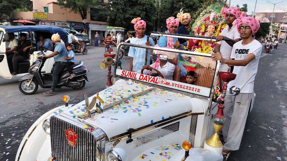 Rolls Royce पर हुआ बप्पा का विसर्जन