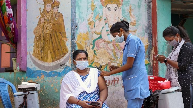 100 करोड़ टीके के लक्ष्य तक पहुंचा भारत