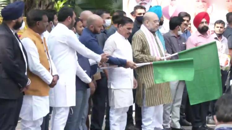 गृहमंत्री अमित शाह ने दिखाई  'मोदी वैन' को हरी झंडी (फोटो-ANI)