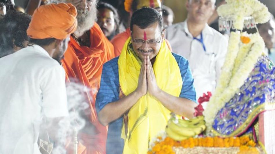 सरयू नदी के तट पर महाआरती में शामिल हुए अरविंंद केजरीवाल सरयू नदी के तट पर महाआरती में शामिल हुए अरविंंद केजरीवाल
