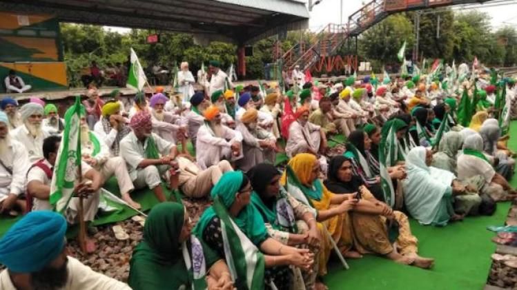  किसानों ने दिल्ली के गाजीपुर बॉर्डर से बैरिकेड हटा दिया है