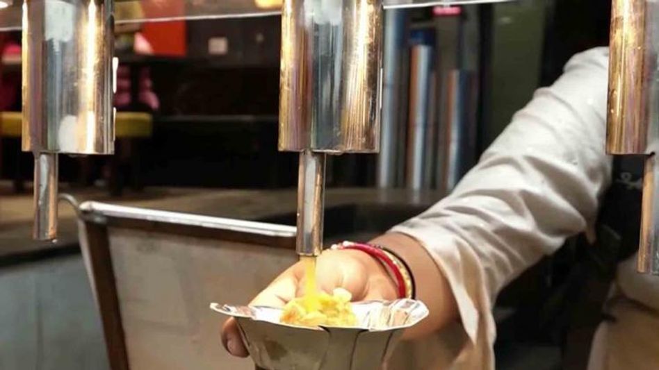 पानी पूरी खिलाने वाली ऑटोमैटिक मशीन पानी पूरी खिलाने वाली ऑटोमैटिक मशीन