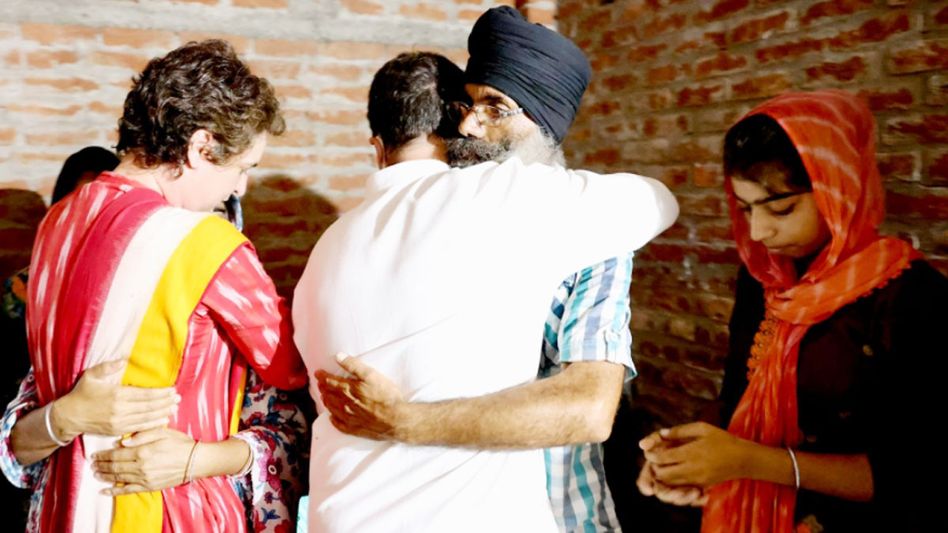 पीड़ित परिवार से मिले राहुल और प्रियंका  पीड़ित परिवार से मिले राहुल और प्रियंका