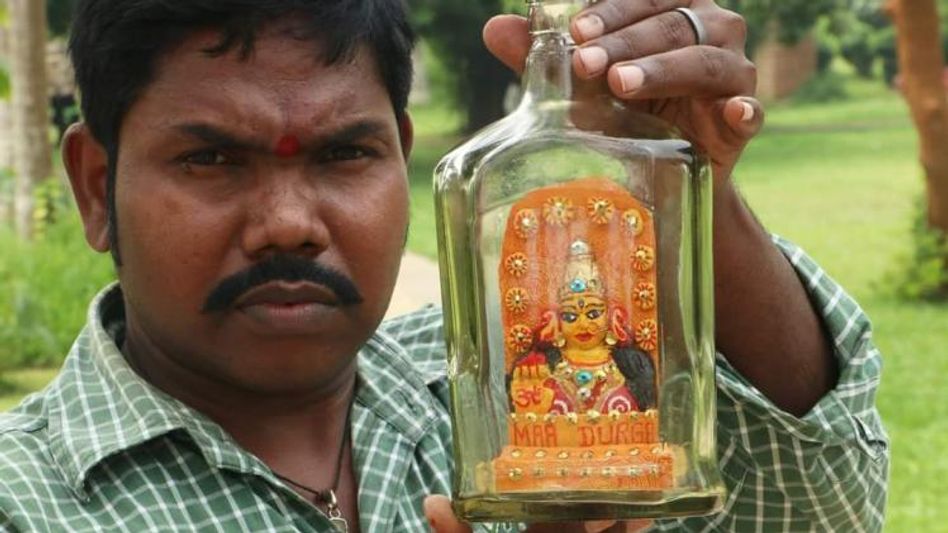 मिट्टी और कांच से एल ईश्वर राव ने बनाई 3 इंच कि प्रतिमा मिट्टी और कांच से एल ईश्वर राव ने बनाई 3 इंच कि प्रतिमा