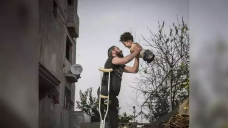 दहशत के बीच मुस्कुराती इस तस्वीर ने भूला दिए सबके गम