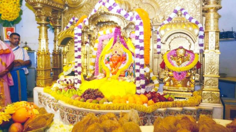 महाराष्ट्र में सभी धार्मिक स्थल खुले भक्तों का लगा तांता (Photo- Social Media) महाराष्ट्र में सभी धार्मिक स्थल खुले भक्तों का लगा तांता (Photo- Social Media)