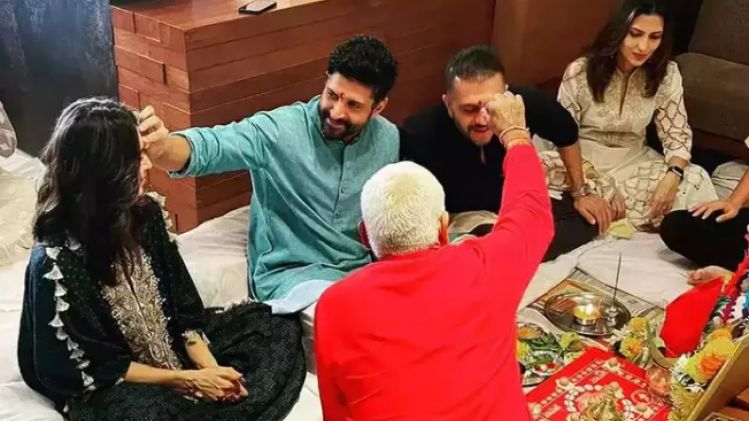 धनतेरस की पूजा करते फरहान अख्तर