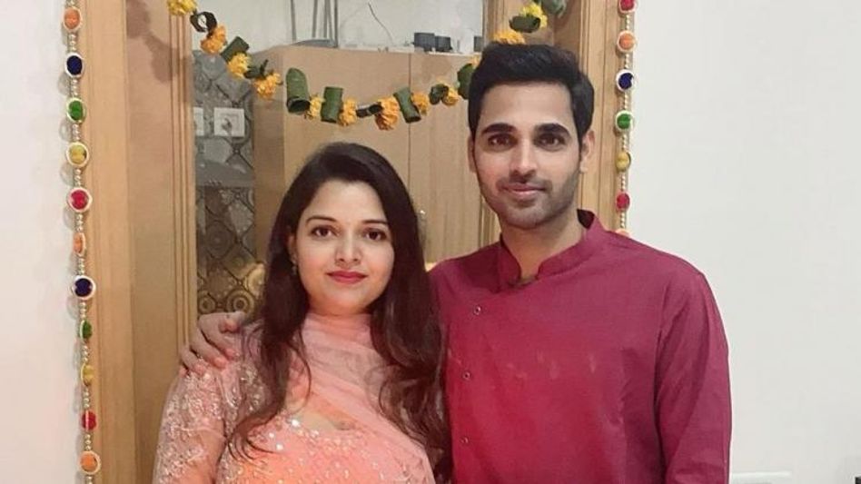 इंडियन क्रिकेटर भुवनेश्वर कुमार और पत्नी नुपुर नागर.  इंडियन क्रिकेटर भुवनेश्वर कुमार और पत्नी नुपुर नागर.