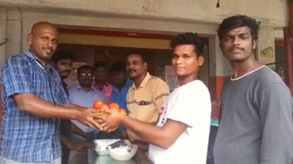 एक किलो बिरयानी के साथ मिल रहे मुफ्त टमाटर. एक किलो बिरयानी के साथ मिल रहे मुफ्त टमाटर.