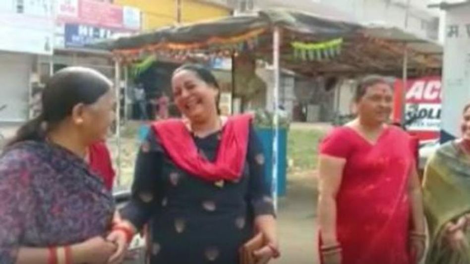 भोपाल में लोगों ने किया 'लाफ्टर प्रोटेस्ट' भोपाल में लोगों ने किया 'लाफ्टर प्रोटेस्ट'