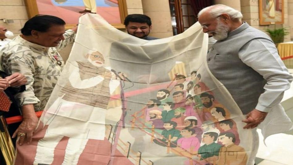 प्रधानमंत्री मोदी को साड़ी गिफ्ट करते पद्मश्री बीरेन कुमार बसाक प्रधानमंत्री मोदी को साड़ी गिफ्ट करते पद्मश्री बीरेन कुमार बसाक