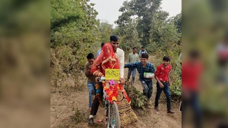 साइकिल से अपनी दुल्हन को लेकर घर जाते एसडीपीओ संतोष पटेल