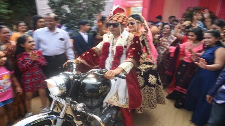 काला चश्मा पहनकर बुलेट से ससुराल चली दुल्हन