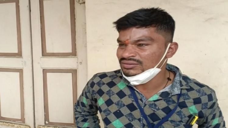 उम्मीदवार संतोष काउंटिंस सेंटर पर ही रोने लगा