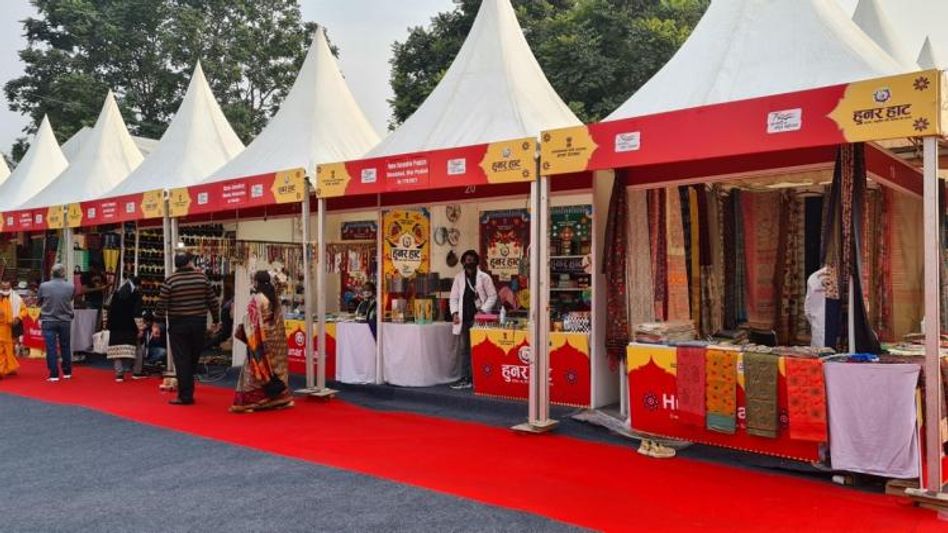 देश भर से दस्तकारों, शिल्पकारों, कारीगरों के स्वदेशी उत्पादों की प्रदर्शनी हुनर हाट में लगाई गई है. देश भर से दस्तकारों, शिल्पकारों, कारीगरों के स्वदेशी उत्पादों की प्रदर्शनी हुनर हाट में लगाई गई है.