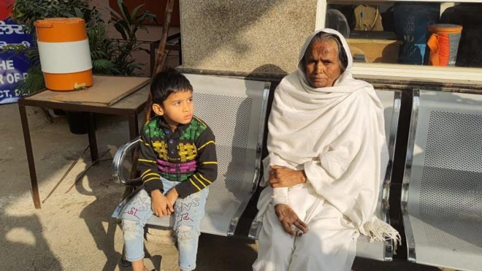 महिला ने जिस्म पर खाये 20 ज़ख्म महिला ने जिस्म पर खाये 20 ज़ख्म